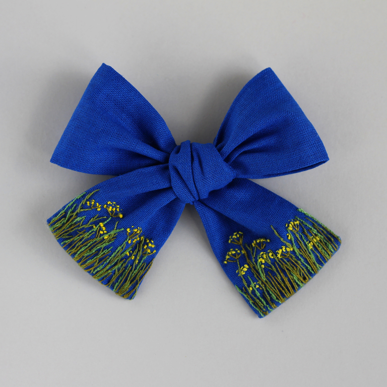 синий бант с вышивкой луга