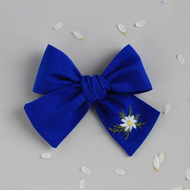 бант с вышивкой ромашки