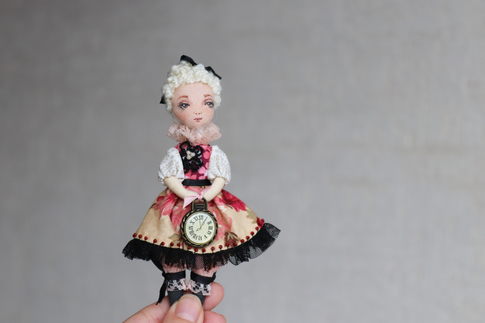 Часики. Елочная игрушка. Авторская текстильная кукла