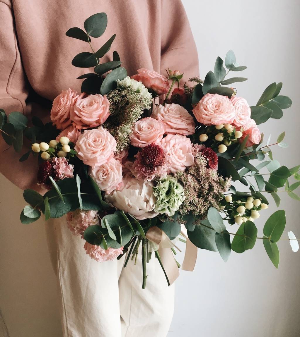 Нежный букет с пионовидными розами и эвкалиптом