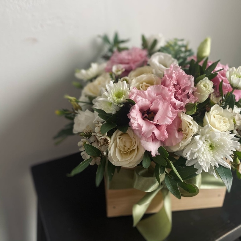 В этой цветочной композиции сочетание нежных цветов