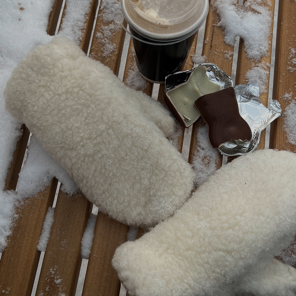 Варежки из овечьей шерсти в молочном цвете