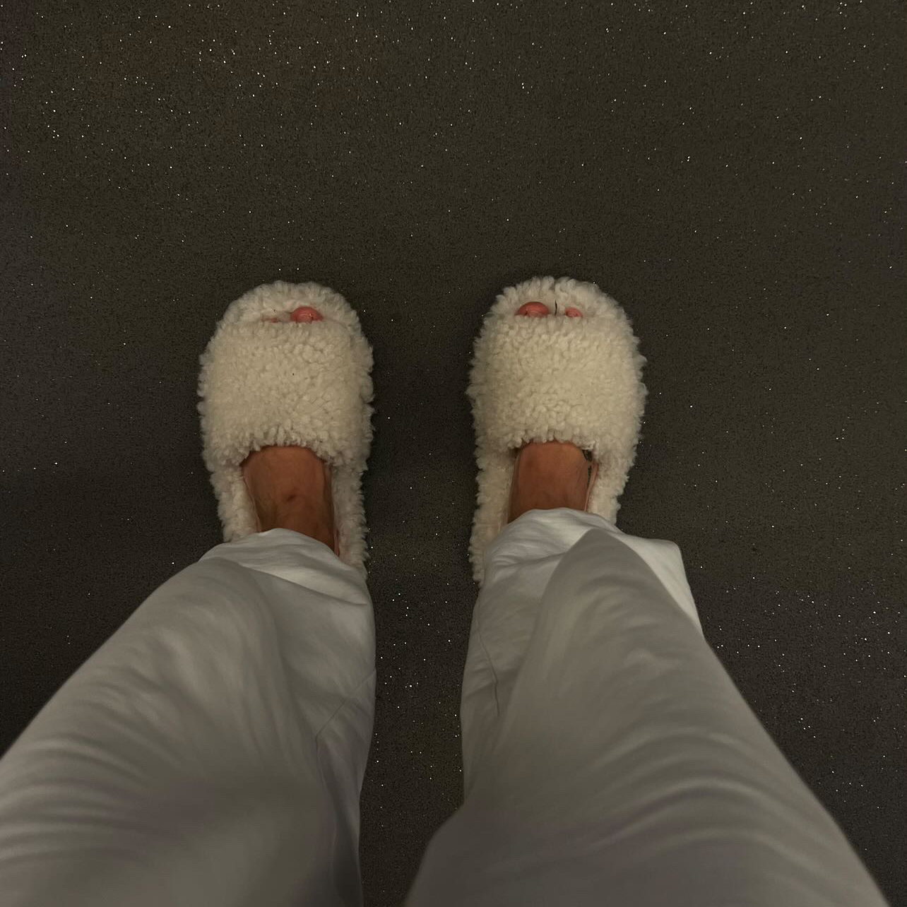 Тапочки тедди  из натуральной овчины с прямой шлейкой в молочном цвете