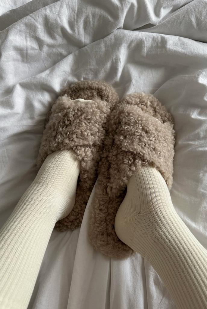 Тапочки тедди из натуральной овчины в бежевом цвете с перекрестной шлейкой