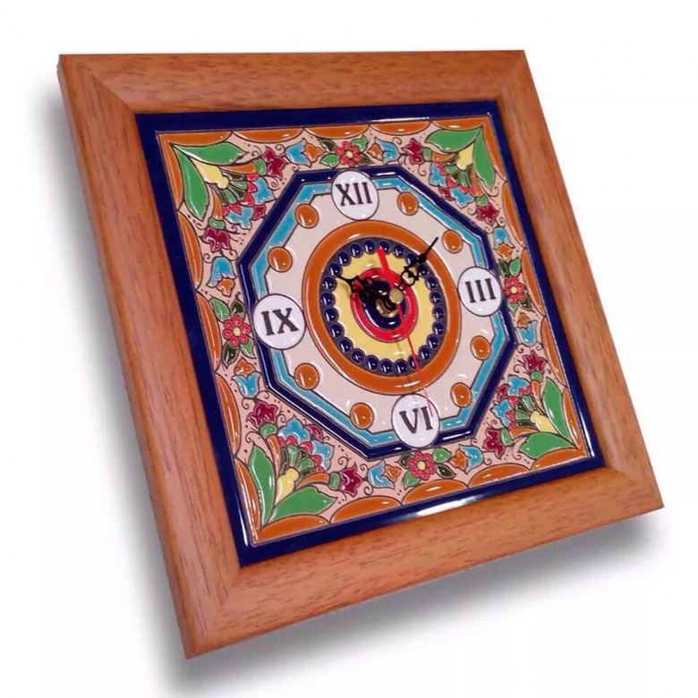 Часы в деревянной раме