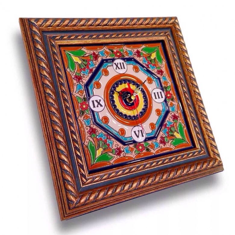 Часы в деревянной раме