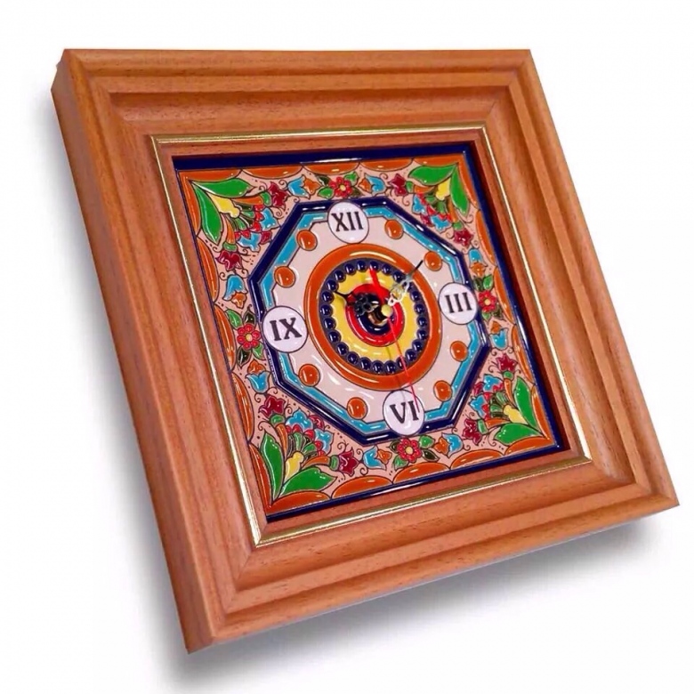 Часы в деревянной раме