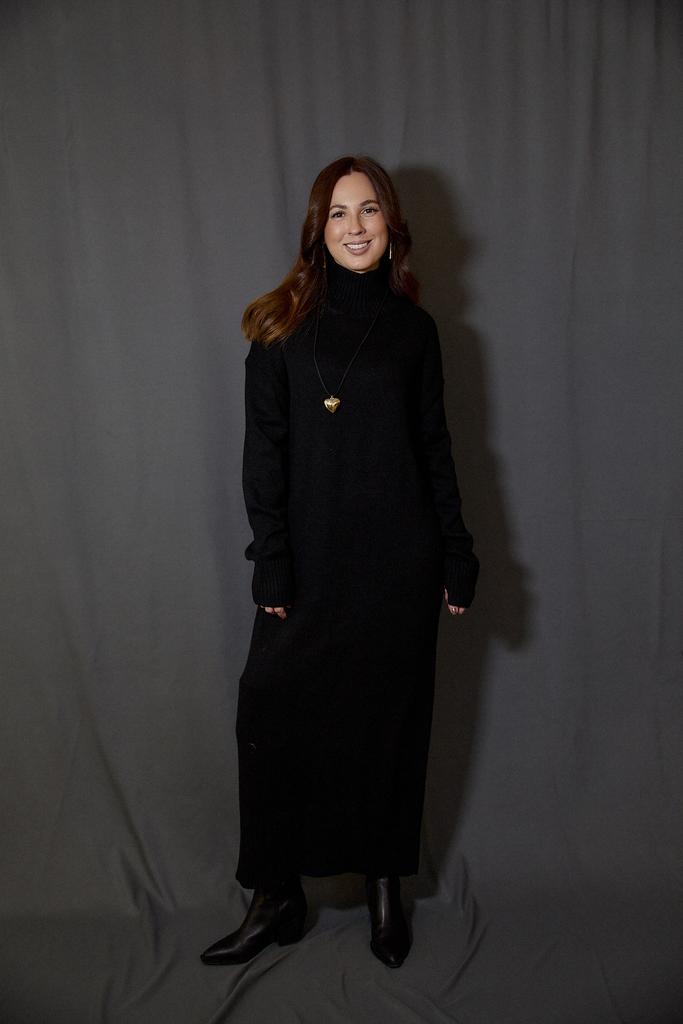 Платье миди из трикотажа в  черном  цвете