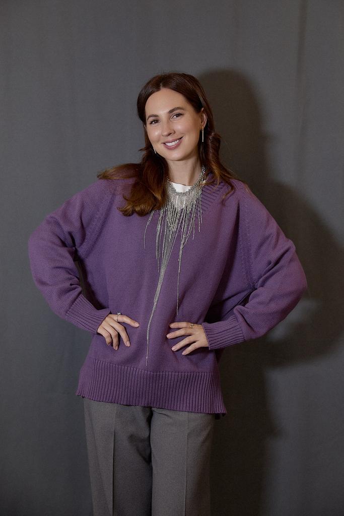 Джемпер из хлопка с в-вырезом  в фиолетовом цвете