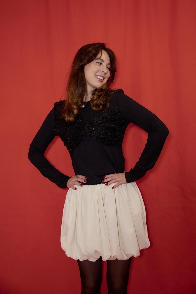 Топ из трикотажа черный с длинным рукавом и драпировкой на груди