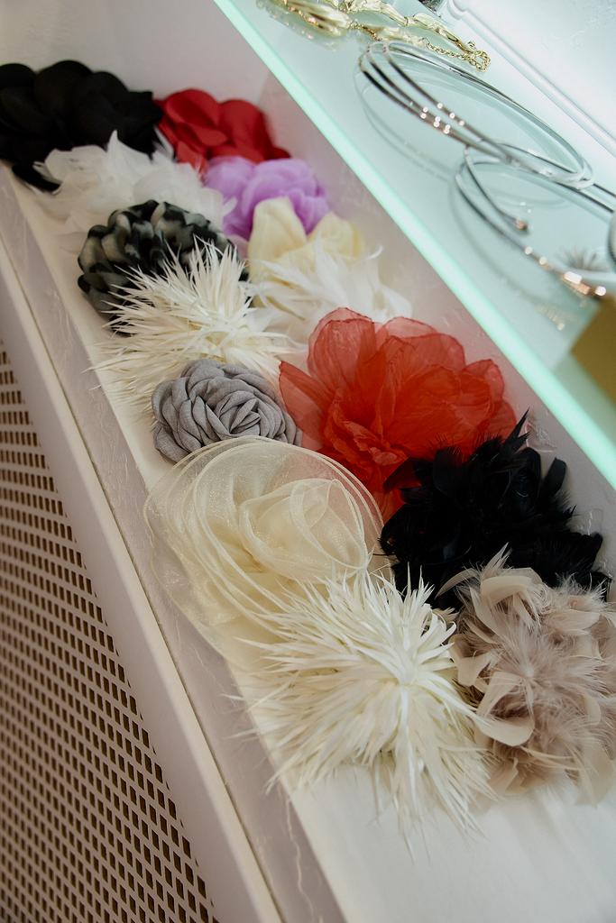 Броши  из ткани и перьев ассорти