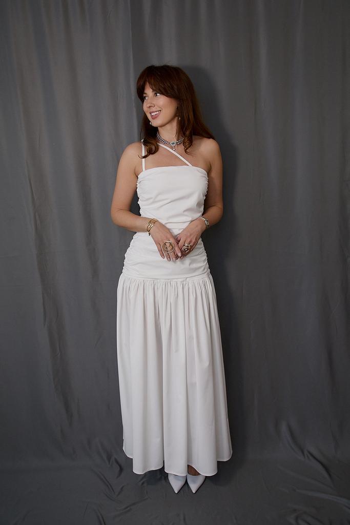 Платье белое  на тонких асимметричных бретелях