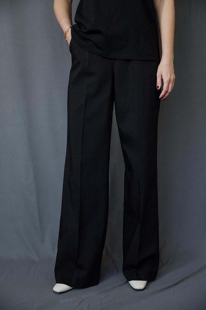 Брюки-палаццо чёрные   в умеренной ширине с резинкой сзади на поясе
