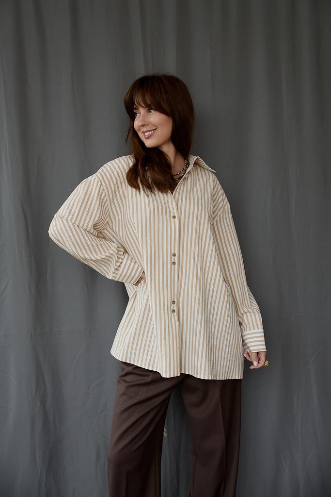 Рубашка  с бежевой полосой с разрезом сзади