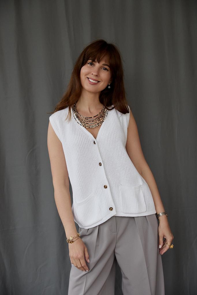 Жилет вязаный  молочный