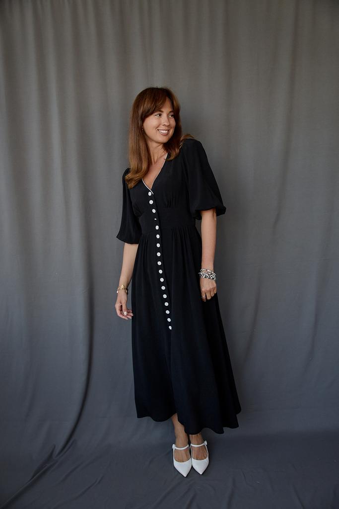 Платье черно-белое с рукавом фонариком