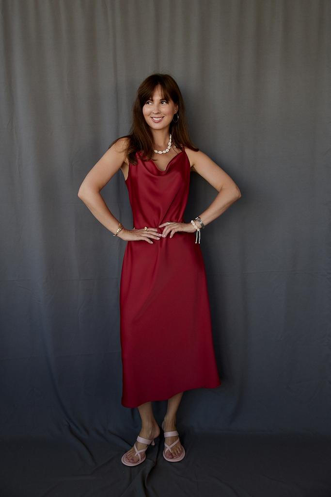 Платье-комбинация на бретелях  в бордовом цвете