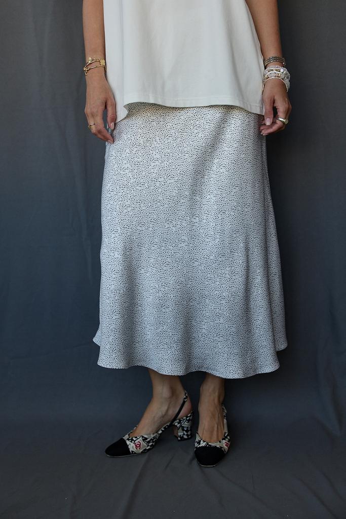 Юбка молочная   в чёрный  мелкий горох  миди из вискозы