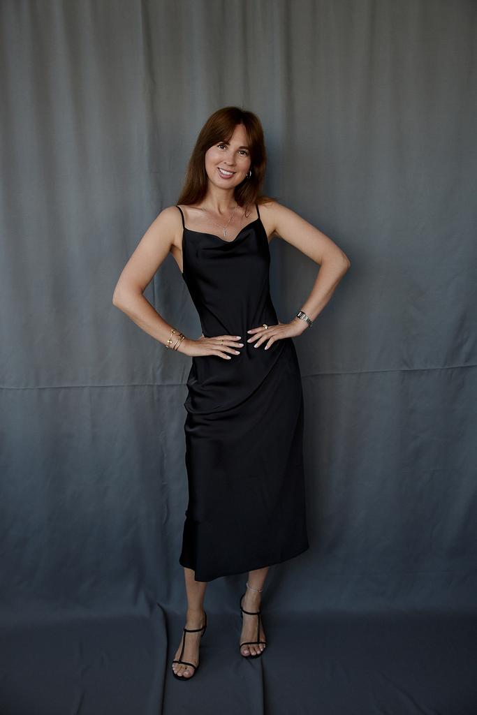 Платье-комбинация на бретелях  в черном цвете