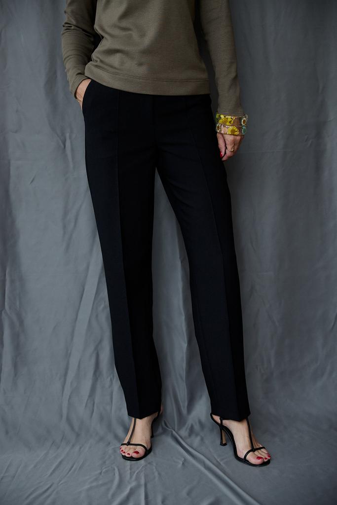 Брюки  черные зауженные со строчками по стрелке