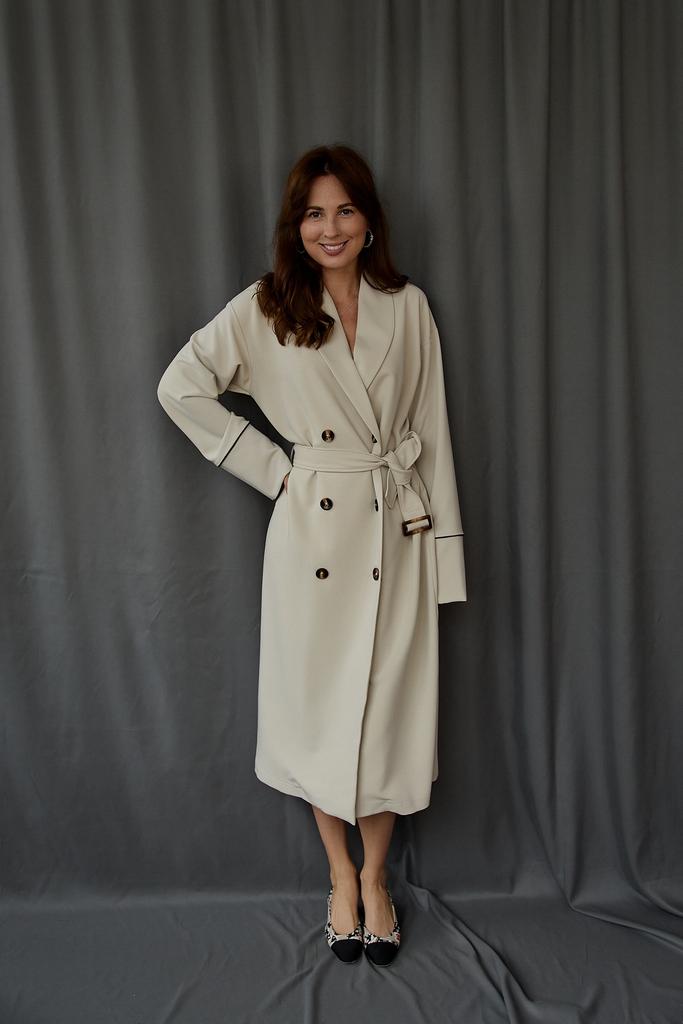 Платье из  плотного трикотажа молочное с черными кантами