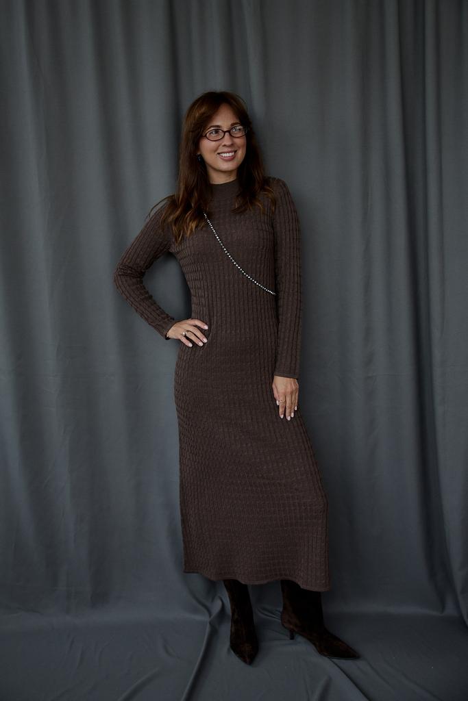 Платье из трикотажа шоколад с косами
