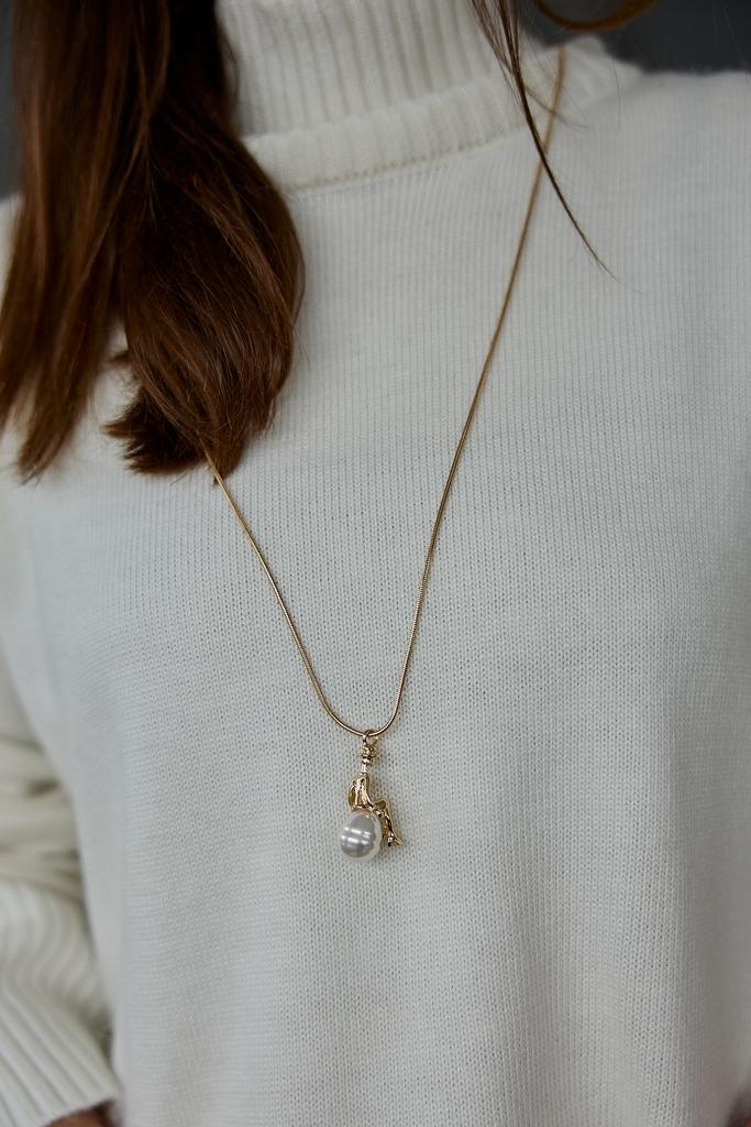 Украшение длинное девочка на шаре  золотистое