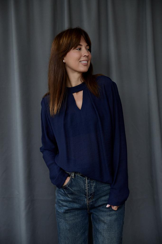 Блуза  синяя  с вырезом капля