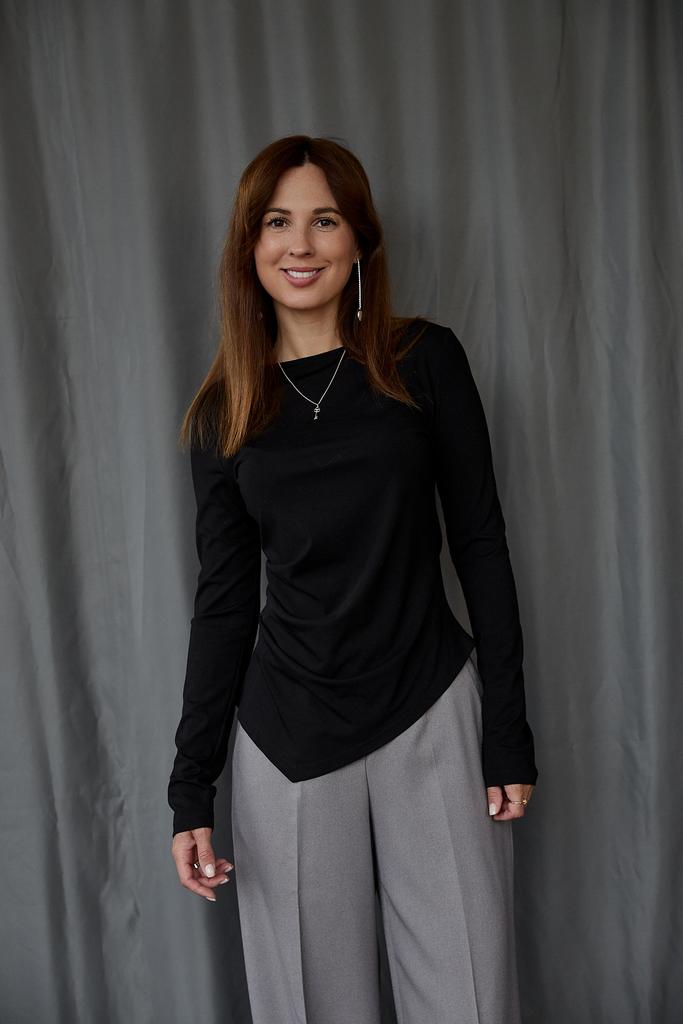 Лонгслив в черном  цвете  с  ассиметрией