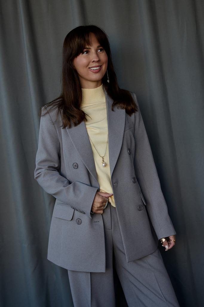 Жакет  серый двубортный