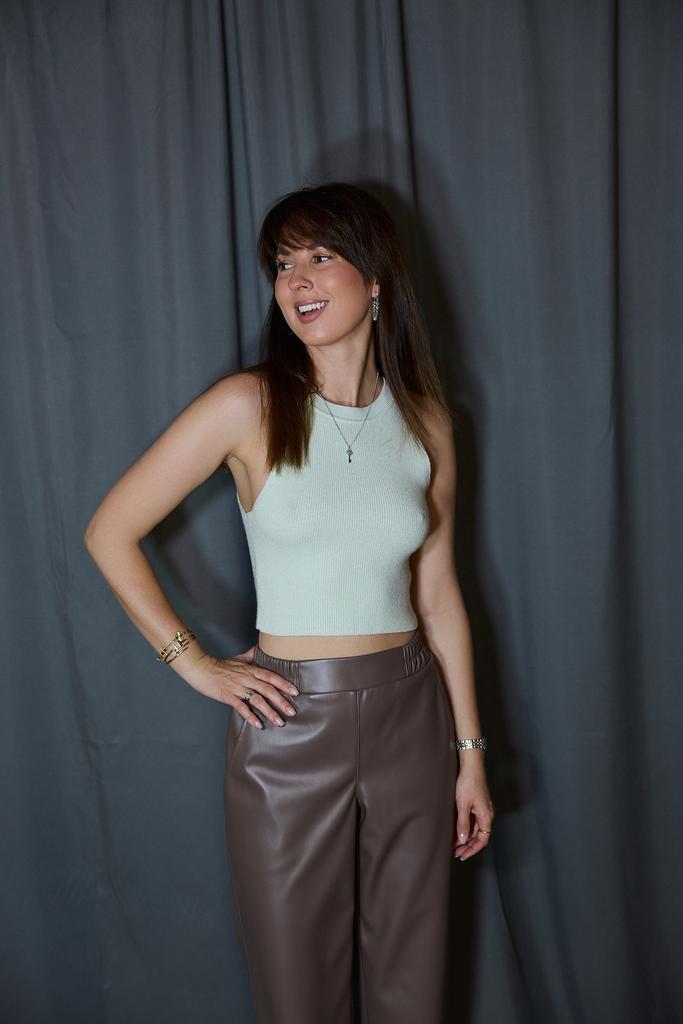 Топ из трикотажа укороченный  фисташка с фигурной проймой