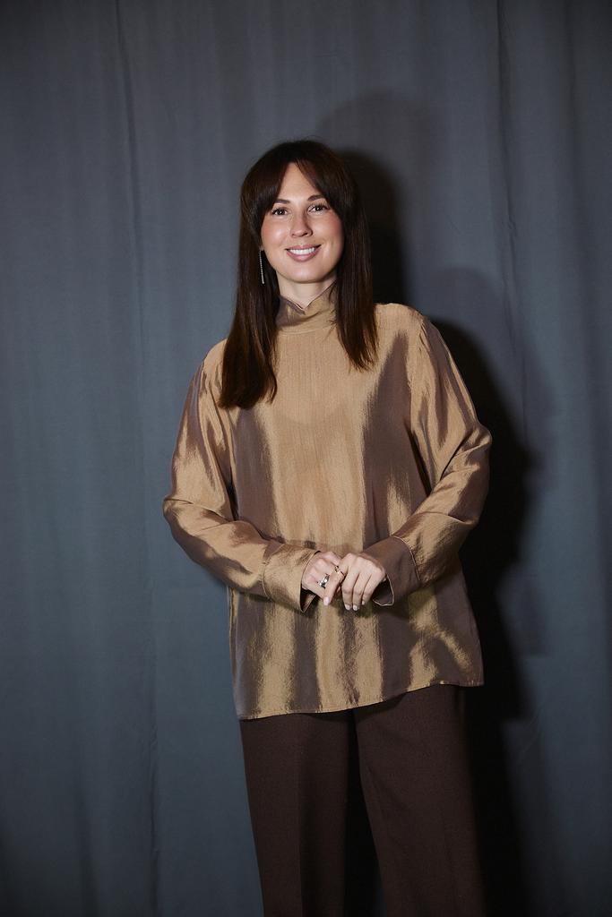 Блуза  золотистая  с воротником стойкой