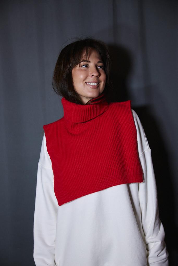 Вязаный воротник снуд красный