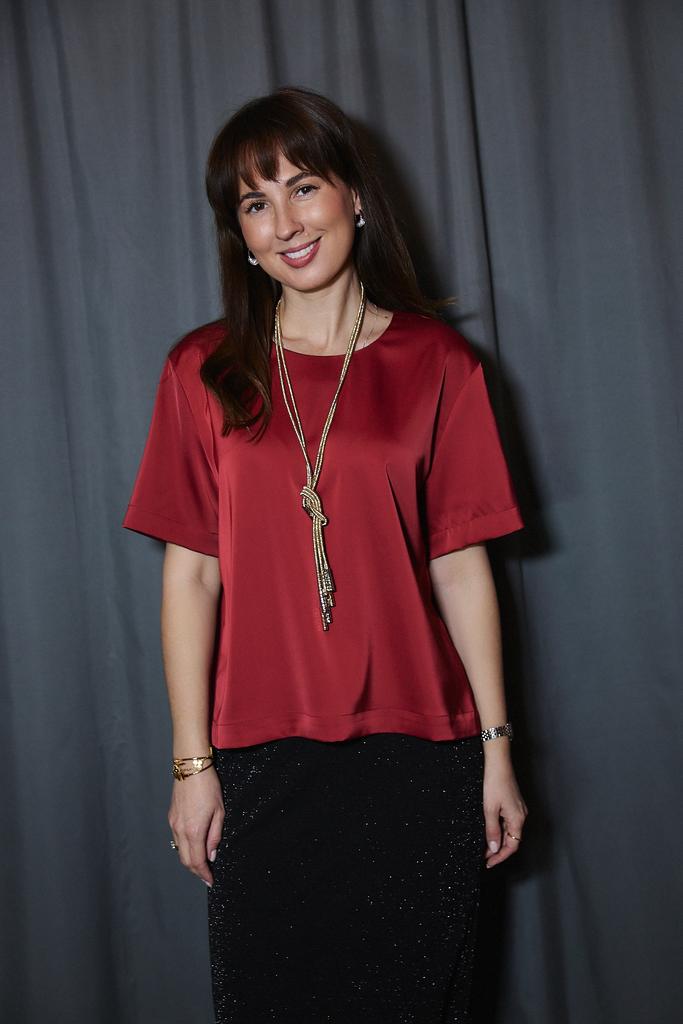 Футболка из атласной вискозы в бордовом  цвете