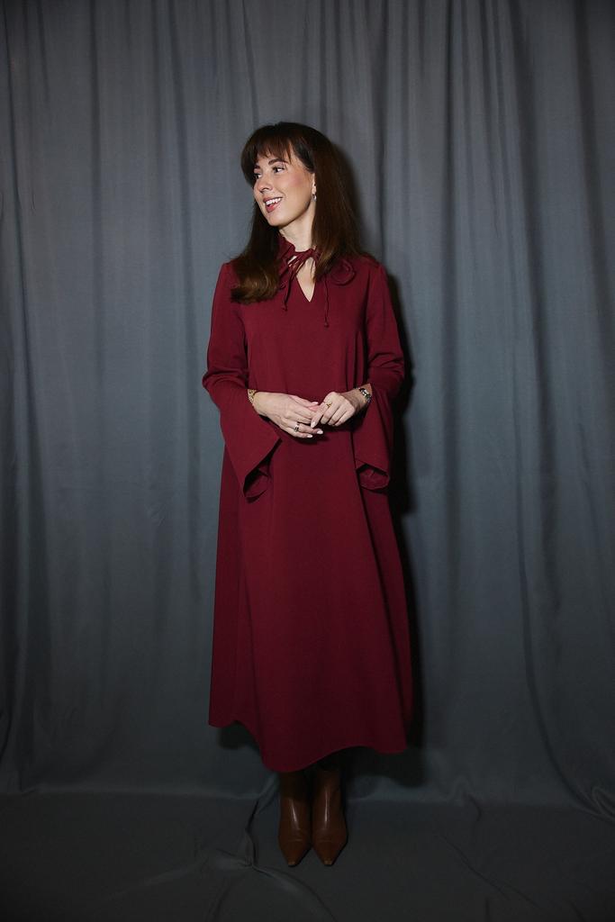 Платье бордо  с поясом и завязками на воротнике