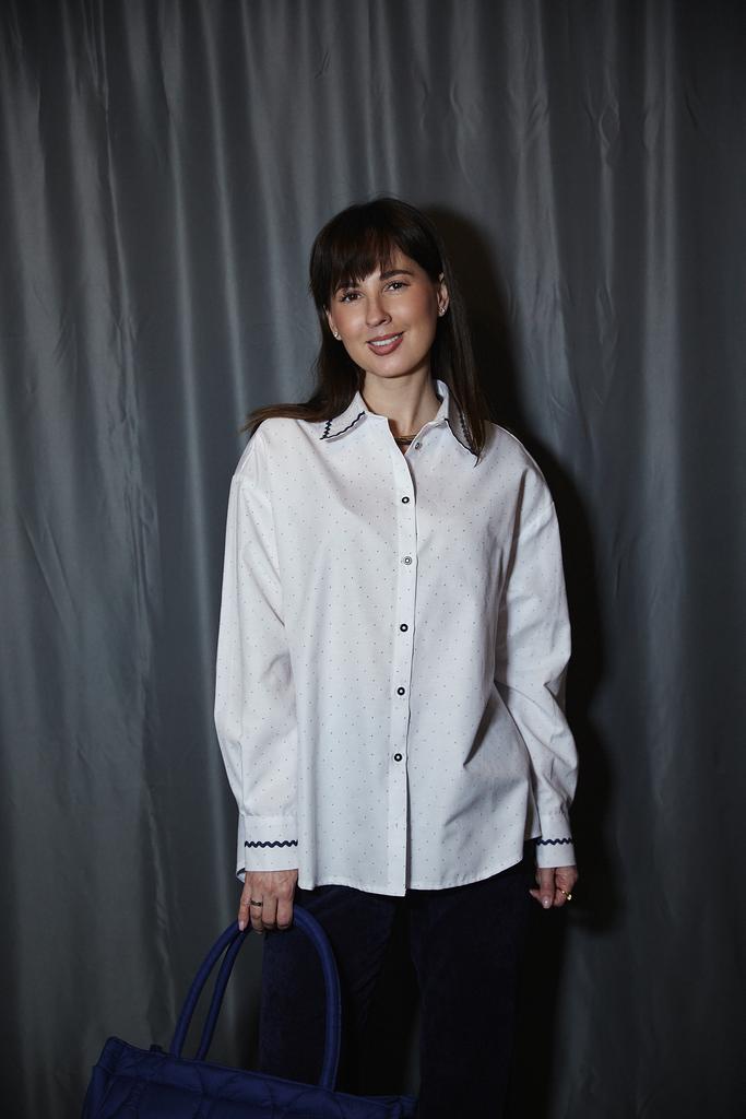 Рубашка молочная с синей вышивкой