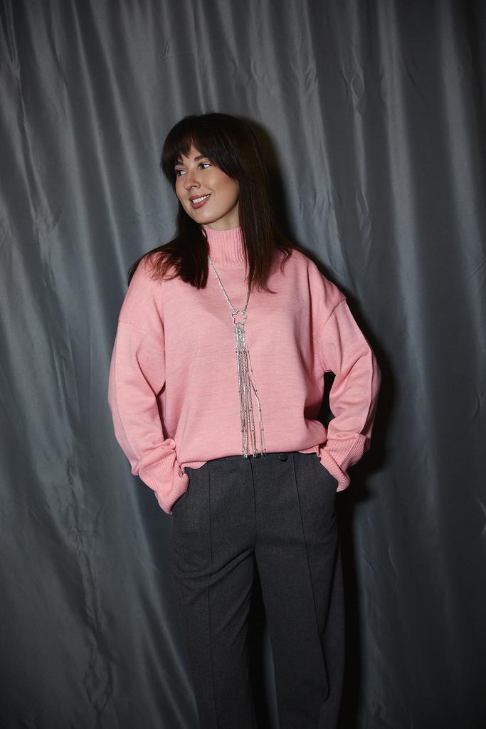 Свитер розового цвета из шерсти тонкий