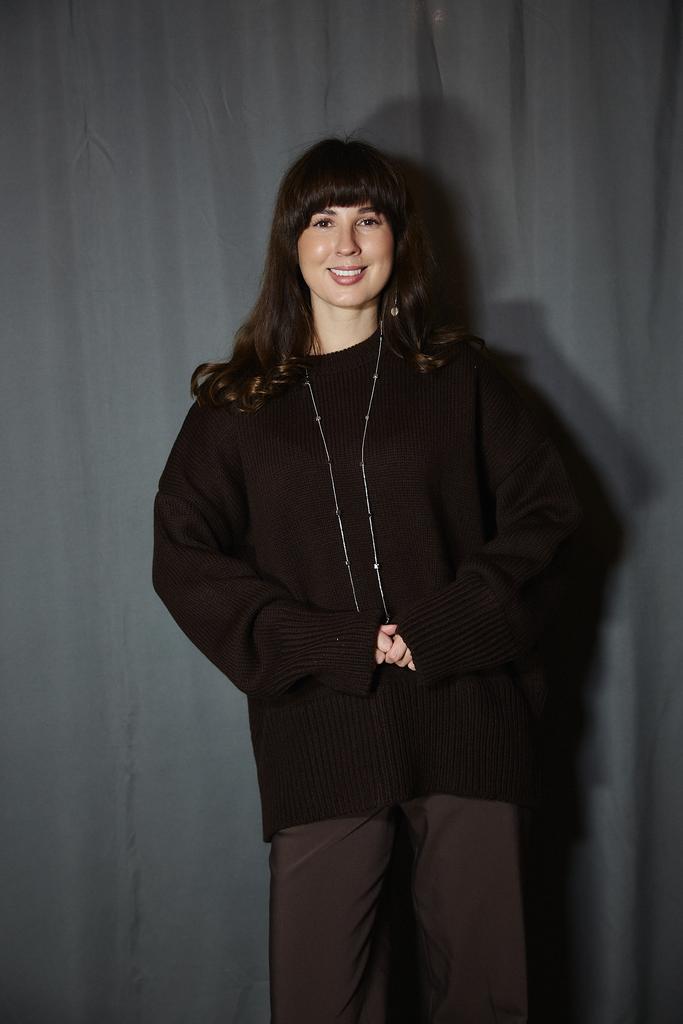 Джемпер из шерсти  в шоколадном   цвете объемный и удлиненный