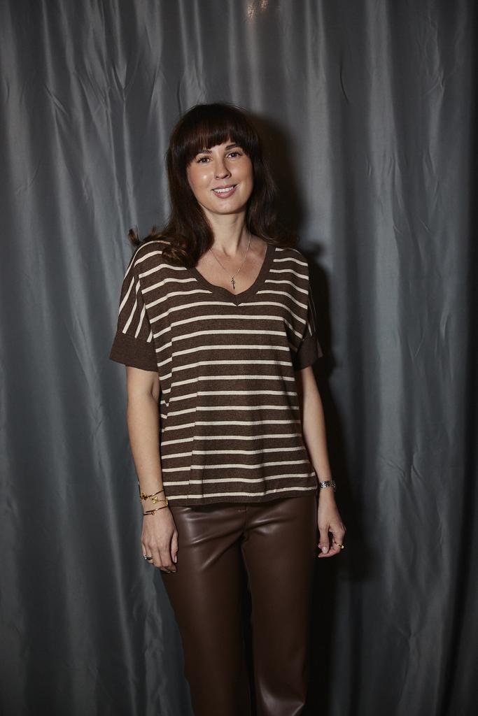 Футболка в полоску шоколадная вязаная