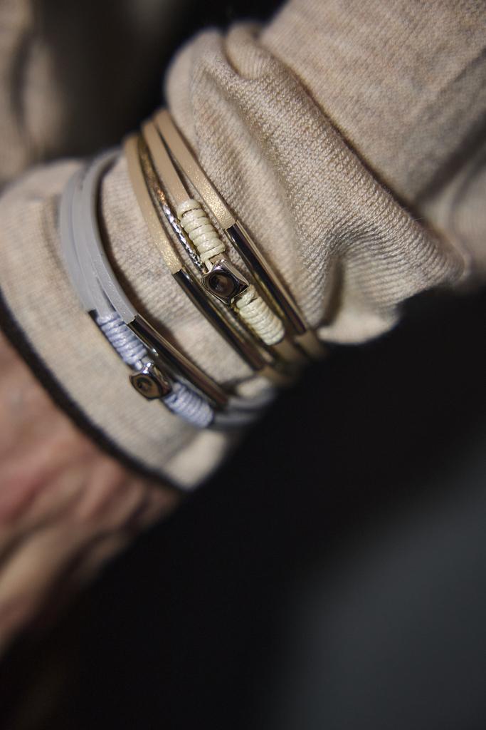 Браслет из экокожи на магните