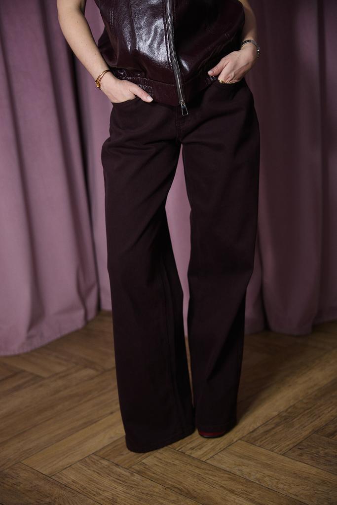 Джинсы бордо широкие