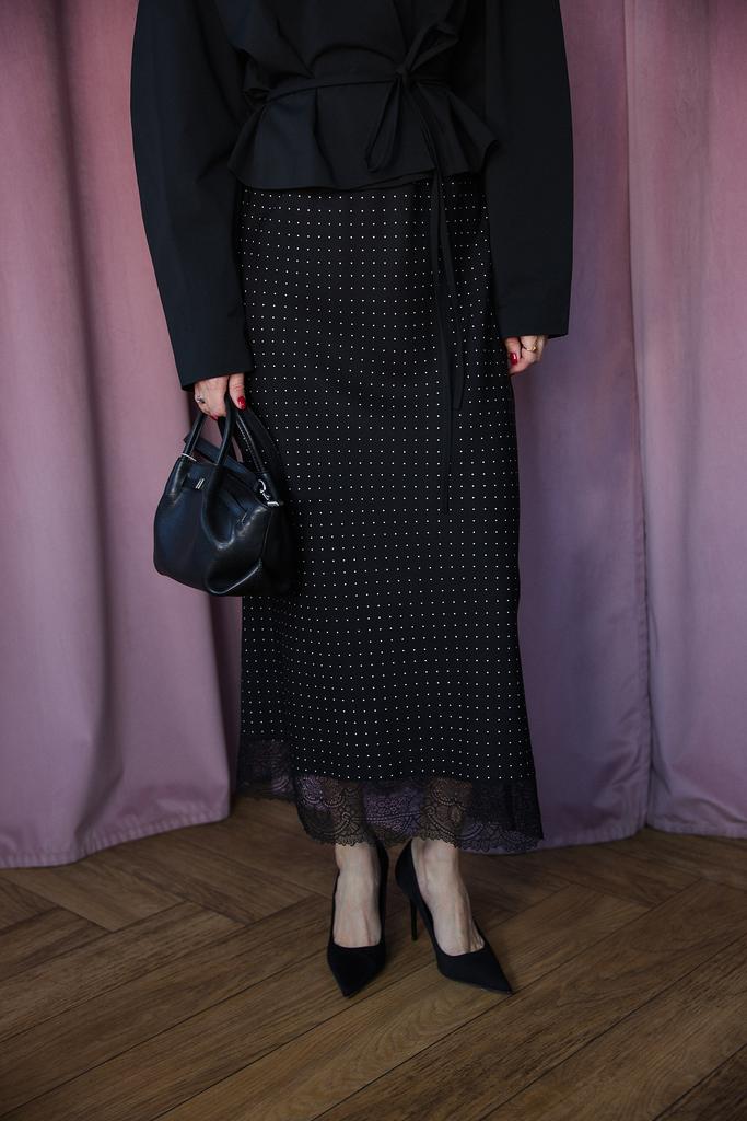 Юбка из вискозы чёрная в горох с кружевом внизу