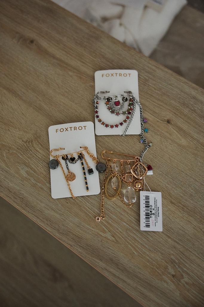 Брошь булавка  в ассортименте с цепочками