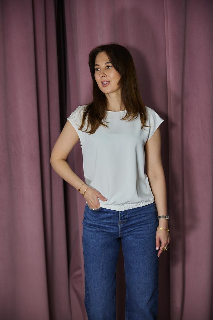 Топ из вискозы молочный с резинкой внизу