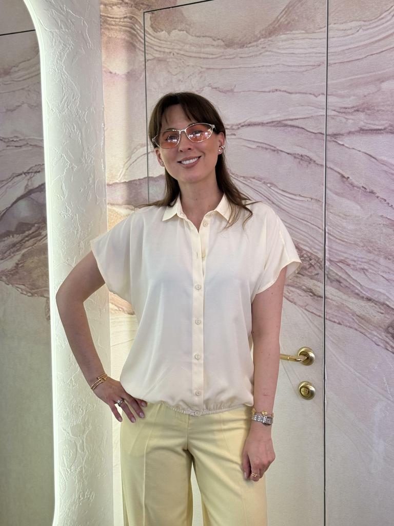 Рубашка  с резинкой внизу нежного лимонного цвета