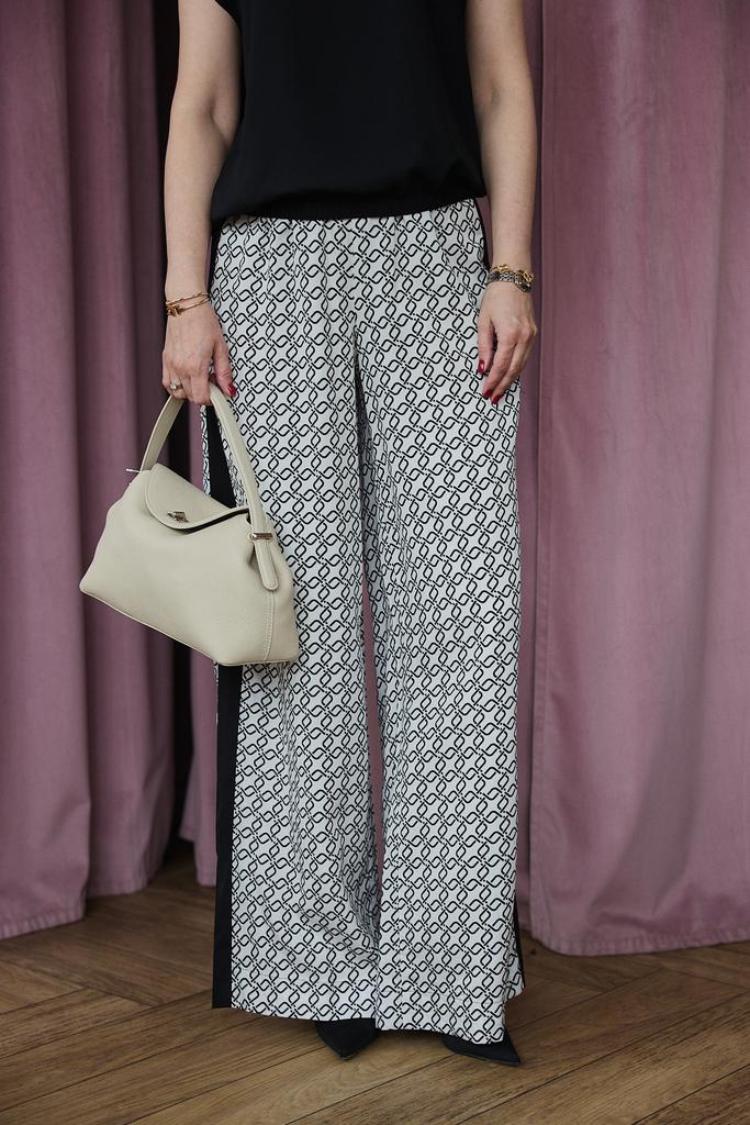 Брюки на резинке с лампасами