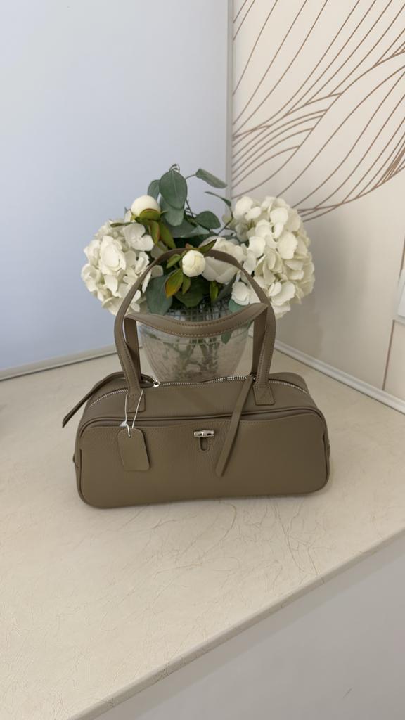 Сумка доум из натуральной кожи серо-бежевая