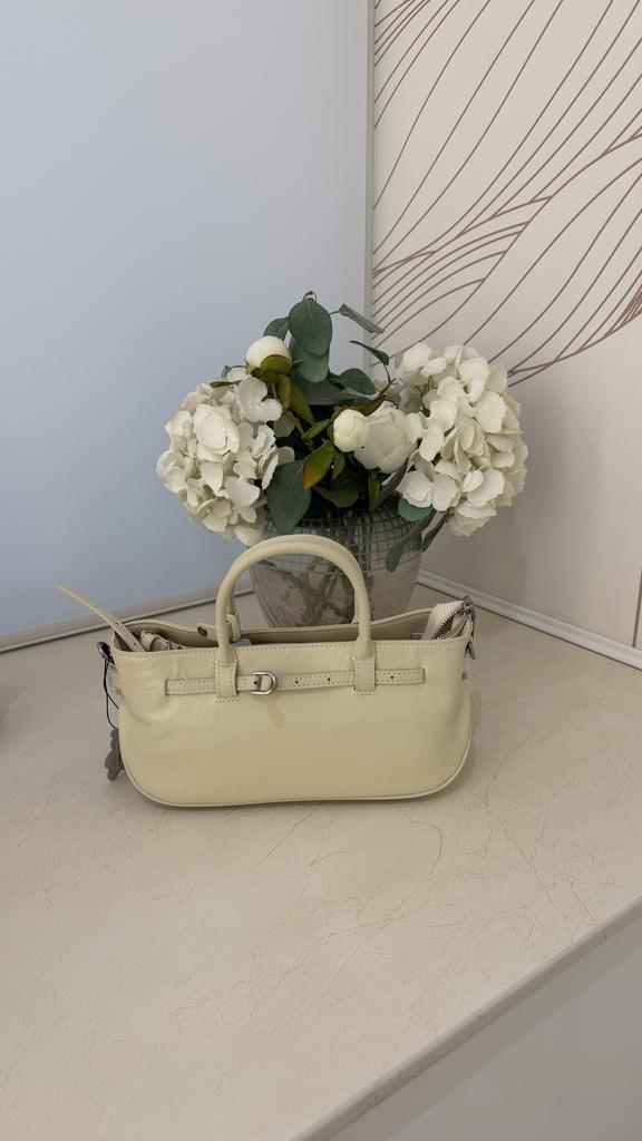 Сумка  из натуральной кожи бежевая с ремешком