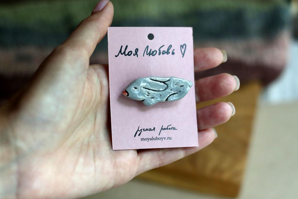 брошь "Серый кролик"