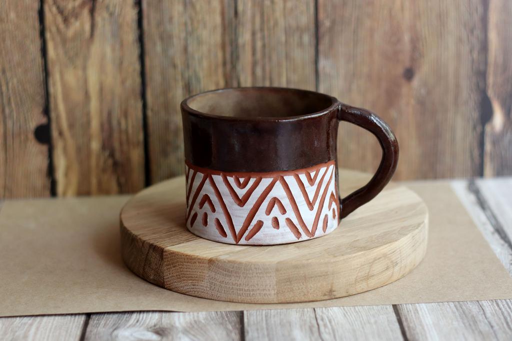 кружка с орнаментом коричневая